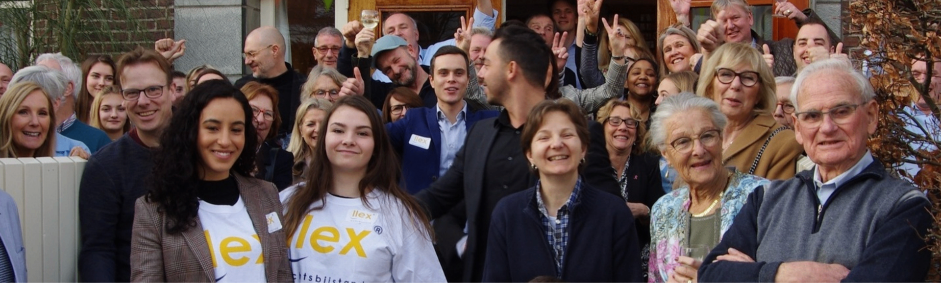 Gelukkig glimlachend gezin, begeleid door LLex